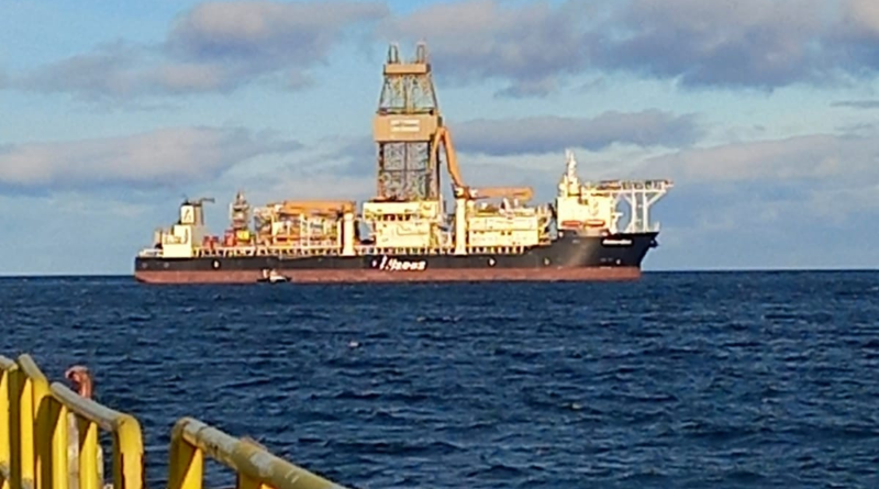 Ian Taylor agencia buque de prospección petrolera con torre de perforación incorporada que arribó a Punta Arenas